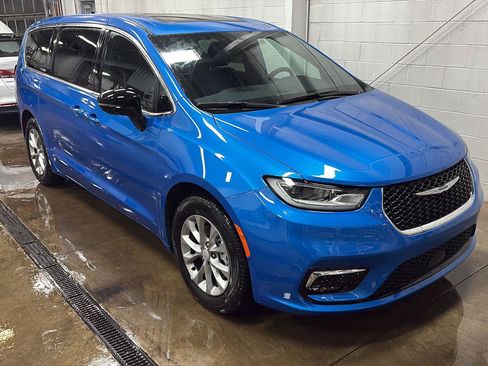 New 2026 Chrysler Pacifica Limited w/ Uconnect Theater Family Group FWD image 48