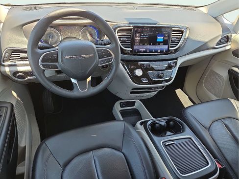 Used 2024 Chrysler Pacifica Touring-L FWD image 11