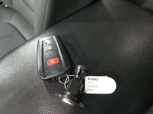 Used 2025 Toyota RAV4 XLE AWD/4WD image 31