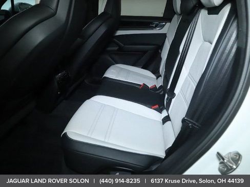 Used 2025 Porsche Cayenne GTS AWD/4WD image 30