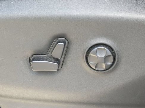 Used 2018 Chrysler Pacifica Touring-L FWD image 23
