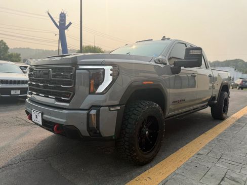 Used 2024 GMC Sierra 2500 AT4 w/ AT4 Premium Plus Package AWD/4WD image 4