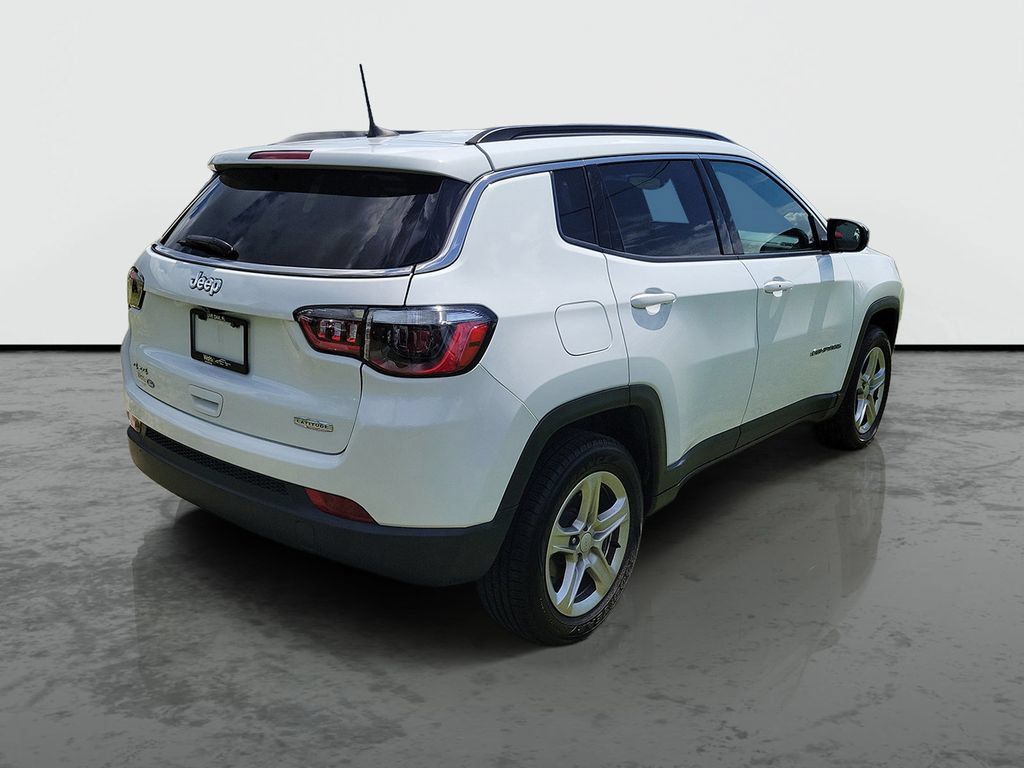 Used 2024 Jeep Compass Latitude w/ Altitude Special Edition AWD/4WD image 2