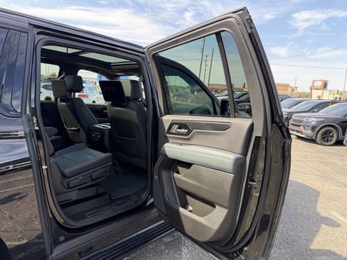 Used 2025 GMC Yukon XL AT4 w/ AT4 Premium Plus Package AWD/4WD image 53