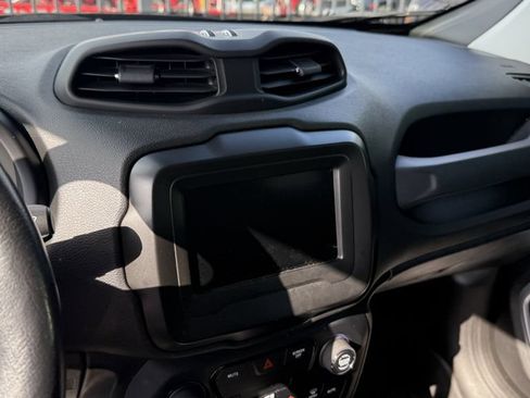Used 2019 Jeep Renegade Latitude w/ Cold Weather Group AWD/4WD image 4