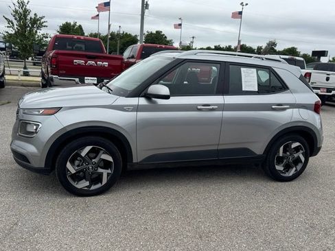 Used 2025 Hyundai Venue SEL FWD image 3