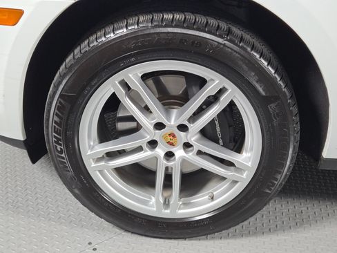 Used 2023 Porsche Macan AWD/4WD image 9
