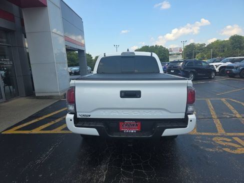 Used 2021 Toyota Tacoma TRD Sport w/ TRD Premium Sport Package AWD/4WD image 4