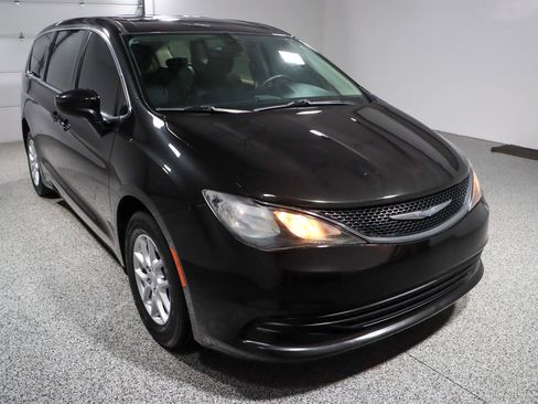 Used 2017 Chrysler Pacifica LX image 5
