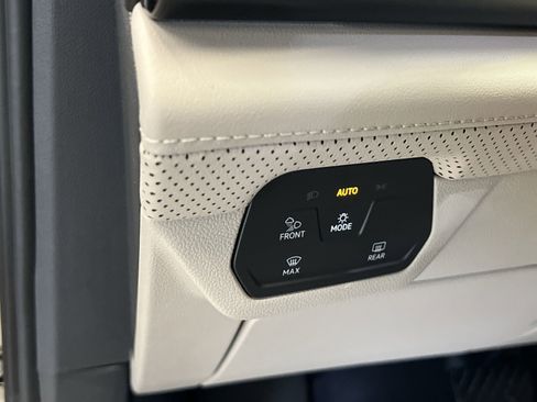 Used 2025 Volkswagen Atlas SE image 27