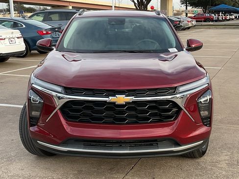 Used 2025 Chevrolet Trax LT image 3