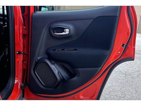 Used 2021 Jeep Renegade Latitude FWD image 41