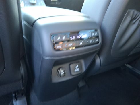 Used 2023 Hyundai Palisade Limited FWD image 11