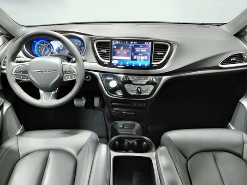 Used 2025 Chrysler Pacifica Select FWD image 2