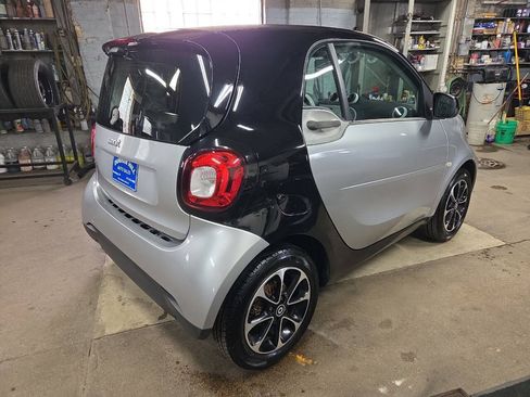 Used 2016 smart fortwo passion RWD image 6