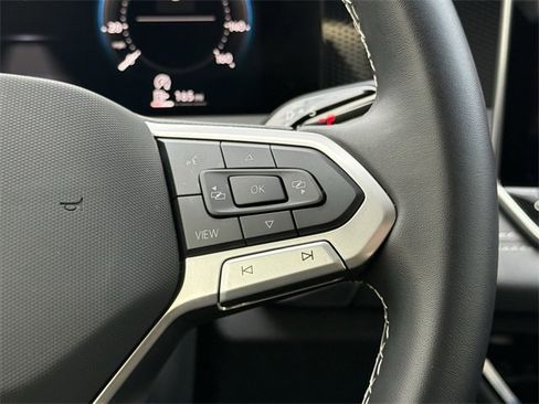 Certified 2025 Volkswagen Tiguan SE image 12