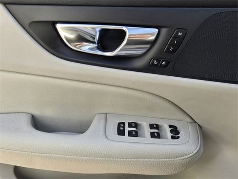 Used 2022 Volvo S60 B5 Momentum w/ Premium Package image 27