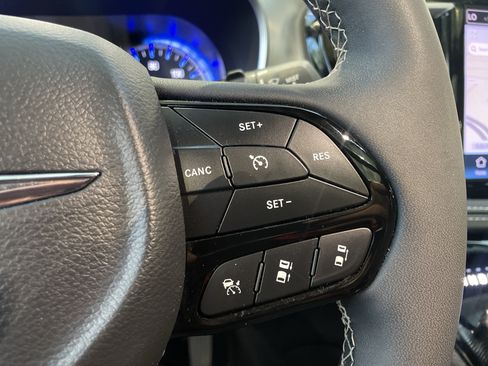 Used 2025 Chrysler Pacifica Limited FWD image 21