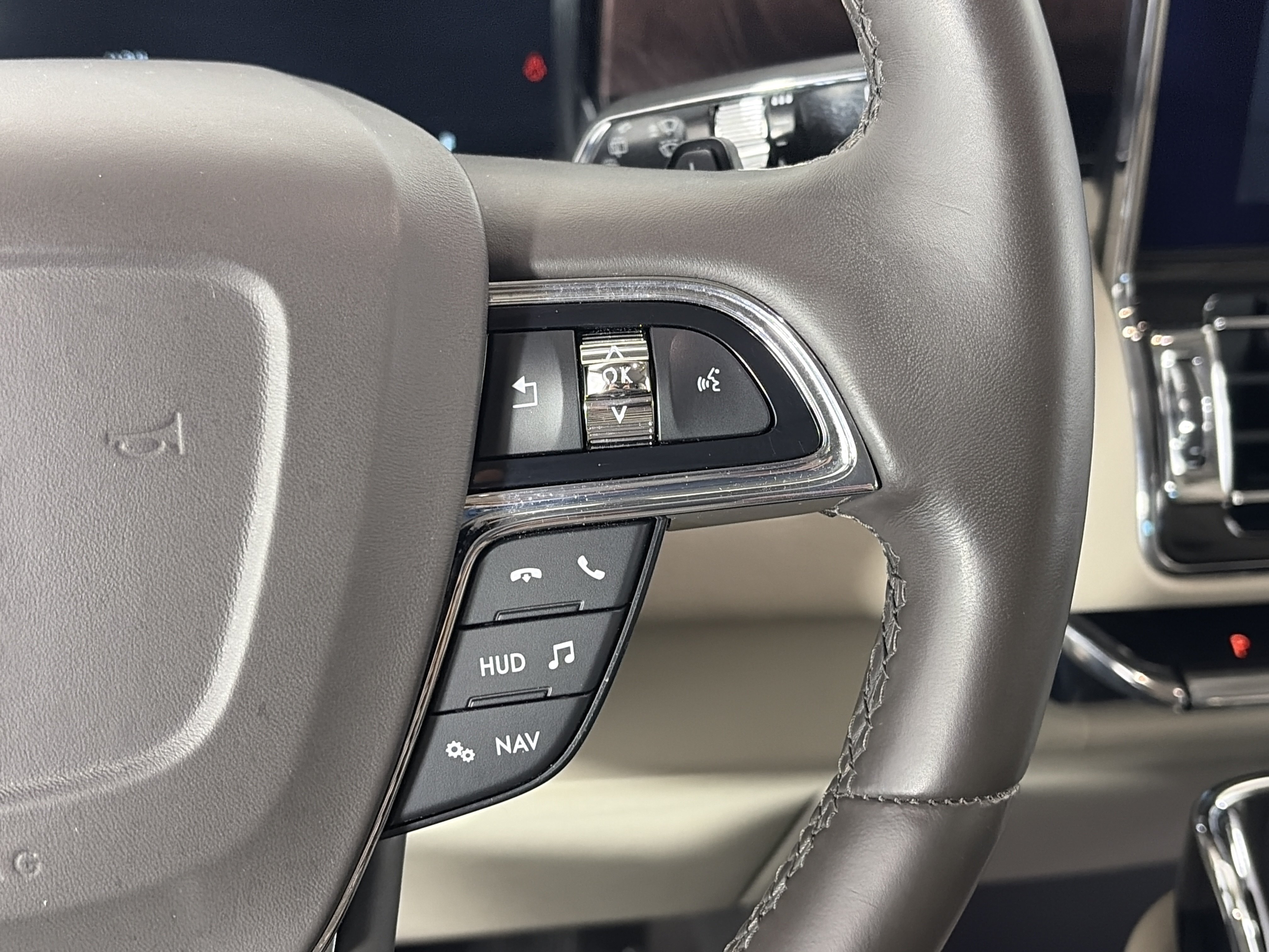 Used 2018 Lincoln Navigator Select w/ Technology Package AWD/4WD image 35