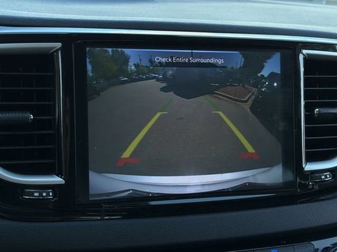 Used 2024 Chrysler Pacifica Touring-L FWD image 24