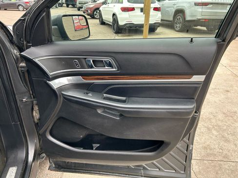 Used 2017 Ford Explorer Limited image 16