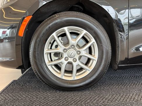 Used 2025 Chrysler Pacifica Select FWD image 12