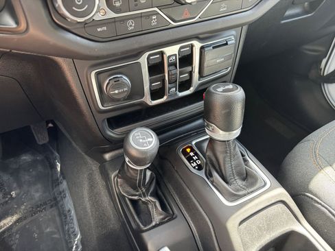 Used 2025 Jeep Wrangler Sahara image 41