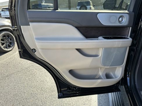 Used 2023 Lincoln Navigator Reserve image 15