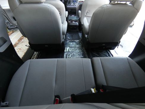 Used 2018 Toyota Sienna Limited image 46