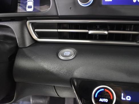 Used 2022 Hyundai Elantra SEL w/ Preferred Accessory Package FWD image 17