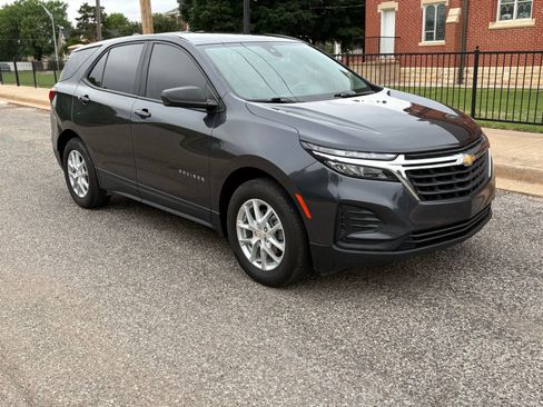 Used 2022 Chevrolet Equinox LS FWD image 2