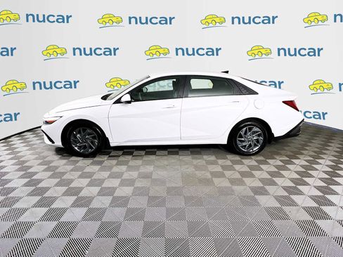 Used 2025 Hyundai Elantra Hybrid FWD image 4