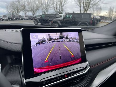 Used 2025 Jeep Compass Trailhawk image 18