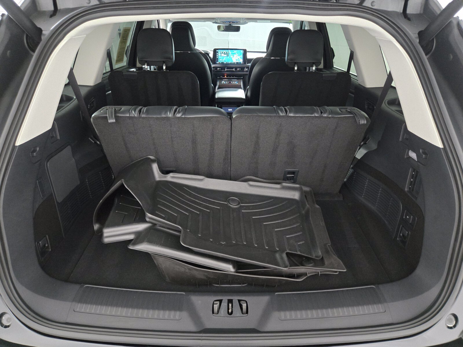 Used 2025 Lincoln Aviator Reserve w/ Equipment Group 201A AWD/4WD image 16