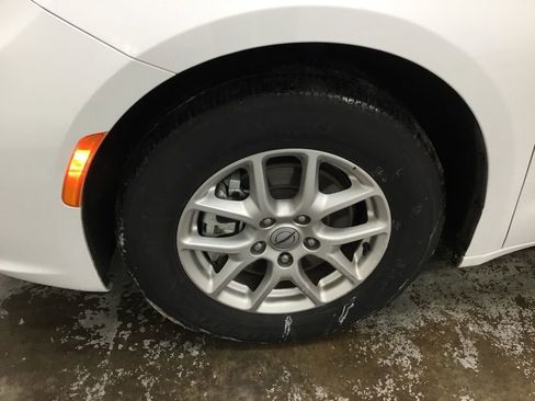 Used 2023 Chrysler Pacifica Touring image 4