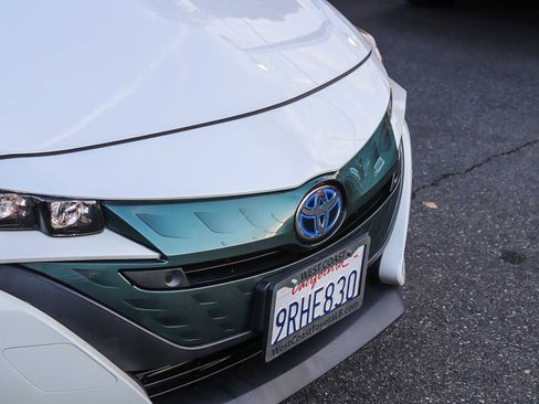 Used 2017 Toyota Prius Prime Advanced image 6