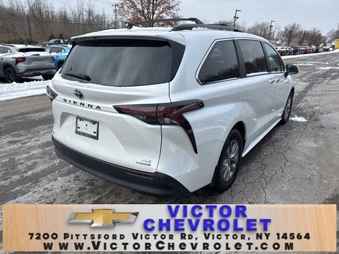 Used 2023 Toyota Sienna XLE image 5