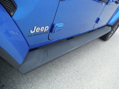 Used 2020 Jeep Gladiator Overland w/ Popular Equipment Package AWD/4WD image 9