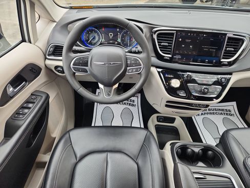 Used 2024 Chrysler Pacifica Touring-L image 39