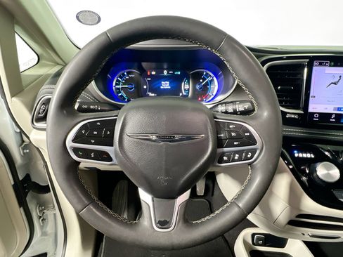 Used 2023 Chrysler Pacifica Touring-L FWD image 17