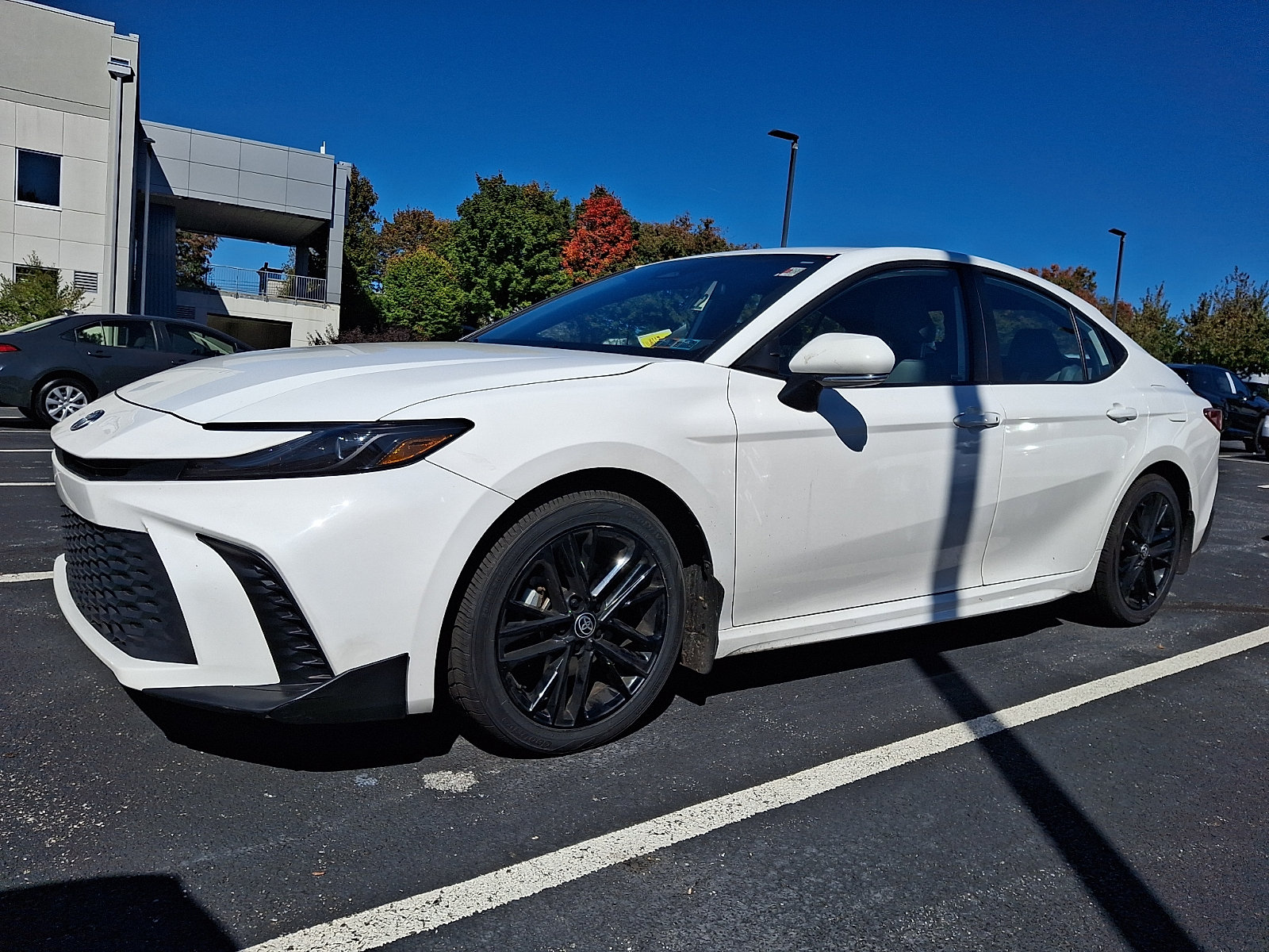 Used 2025 Toyota Camry SE AWD/4WD image 2