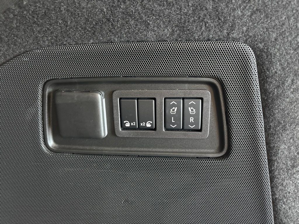 Used 2024 Cadillac Escalade ESV V AWD/4WD image 6
