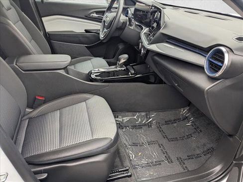 Used 2025 Chevrolet Trax LT w/ LT Convenience Package image 19