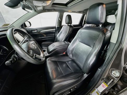 Used 2019 Toyota Highlander XLE w/ Carpet Mat Package (TMS) AWD/4WD image 12