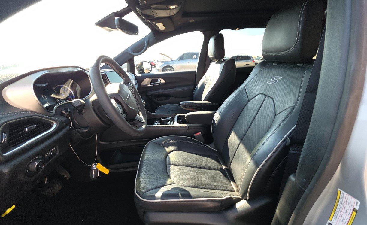 Used 2023 Chrysler Pacifica Limited w/ S Appearance Package FWD image 7