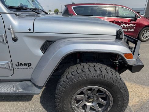 Used 2021 Jeep Gladiator Overland AWD/4WD image 11