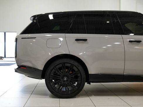Used 2025 Land Rover Range Rover Autobiography AWD/4WD image 17