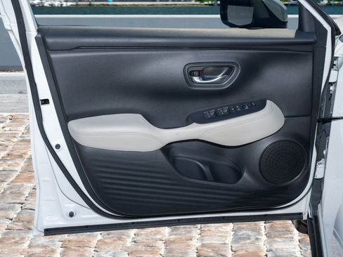 Certified 2025 Honda HR-V LX image 10