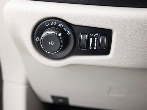 Used 2021 Chrysler Pacifica Touring FWD image 36