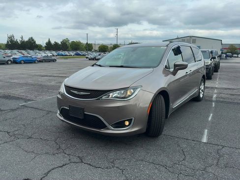 Used 2017 Chrysler Pacifica Touring-L w/ Tire & Wheel Group FWD image 7